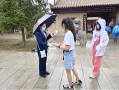 7月15日中午，嘉峪關(guān)關(guān)城景區(qū)突降大雨，景區(qū)內(nèi)出現(xiàn)暖心一幕：景區(qū)工作人員正