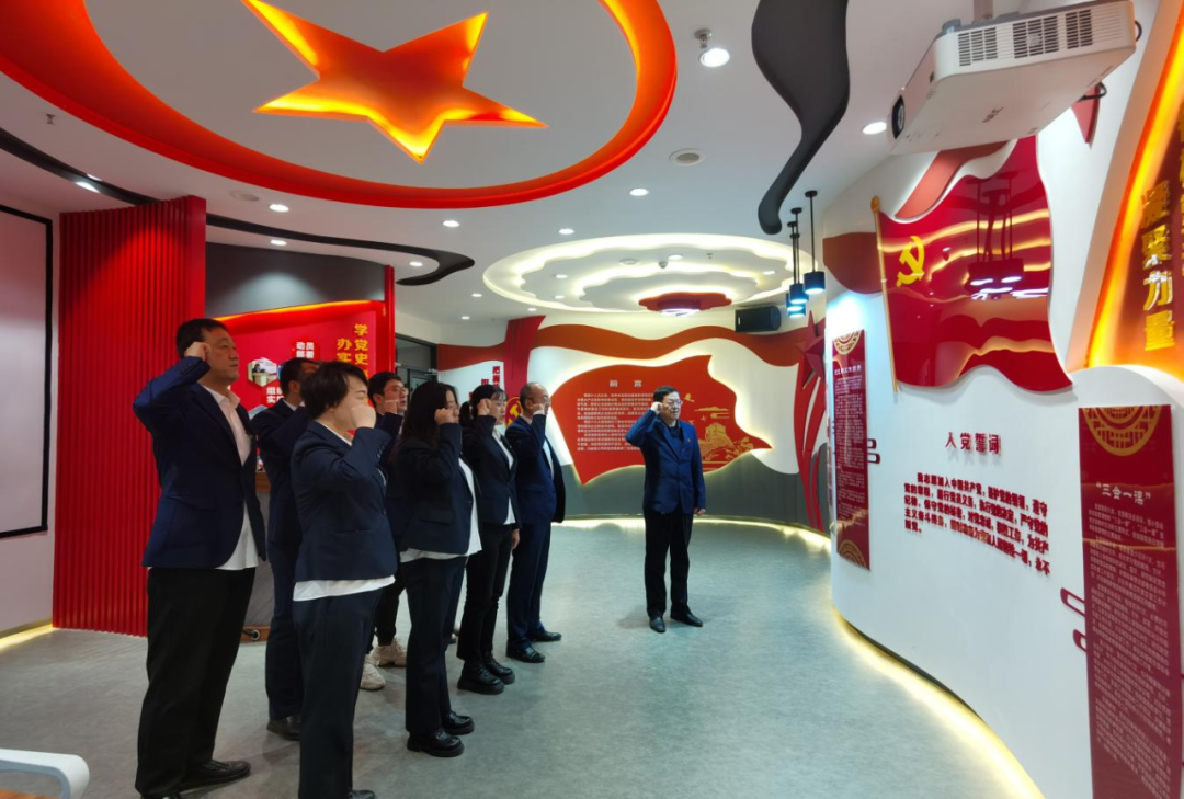 <b>【黨建專欄】| 黨建促業(yè)務 服務共提升——錦華物業(yè)黨支部開展服務禮儀培訓主</b>