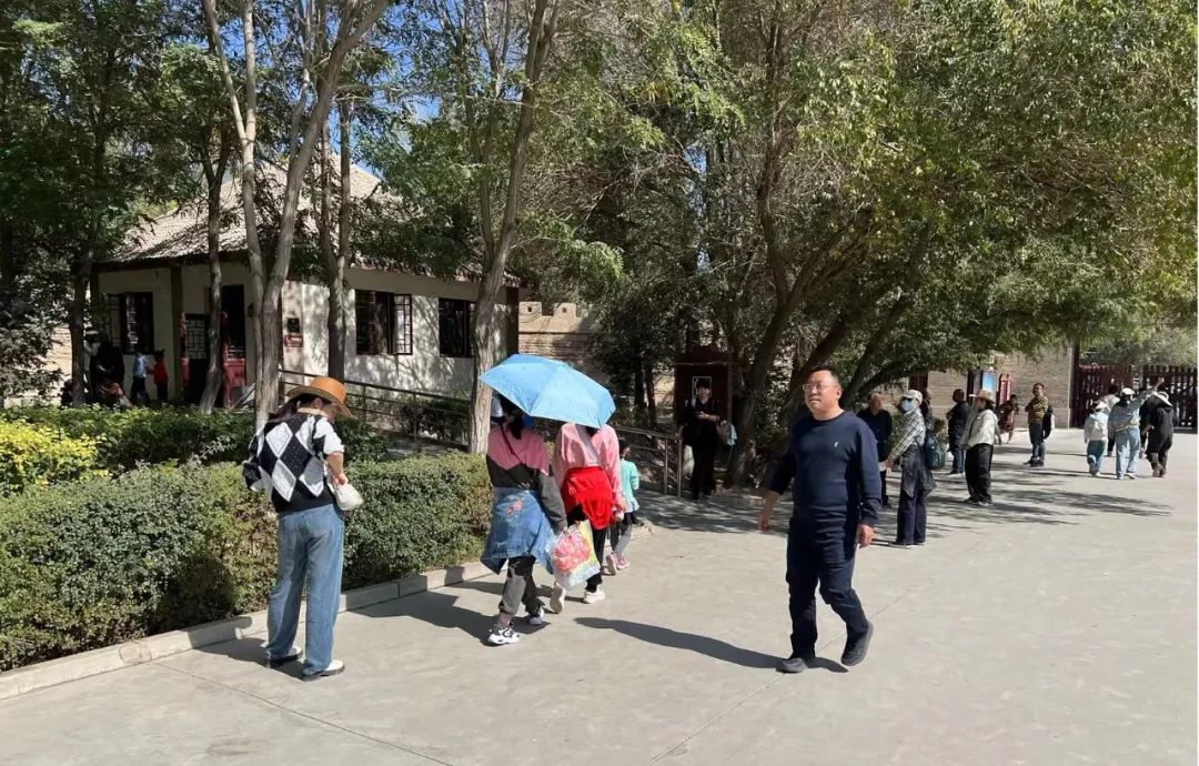 <b>【黨建專欄】| 黨旗紅 關(guān)城美——文旅集團黨員志愿服務隊下沉關(guān)城景區(qū)全力保</b>