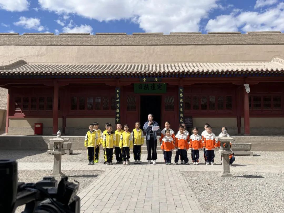 <b>【工作動(dòng)態(tài)】| 張掖《少年夢(mèng)想家》欄目攝制組走進(jìn)“天下第一雄關(guān)”取景拍攝</b>