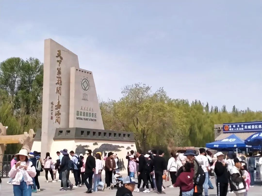 <b>【黨建專欄】| “黃金周”遇見(jiàn)“志愿紅”文旅志愿者繪就景區(qū)靚麗“風(fēng)景線”</b>
